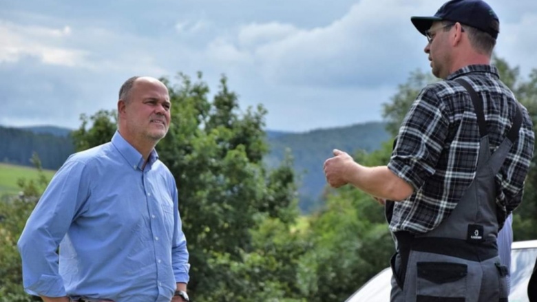 Matthias Stappert mit Andreas Stanka vom Familienhof Stanke in Hesborn